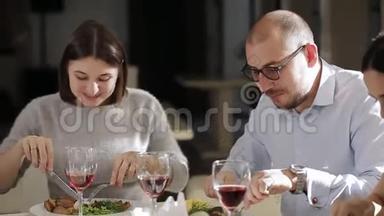 一群朋友在<strong>餐馆</strong>吃午饭。 一个男人和两个女人在<strong>餐馆</strong>吃午饭，喝葡萄酒。